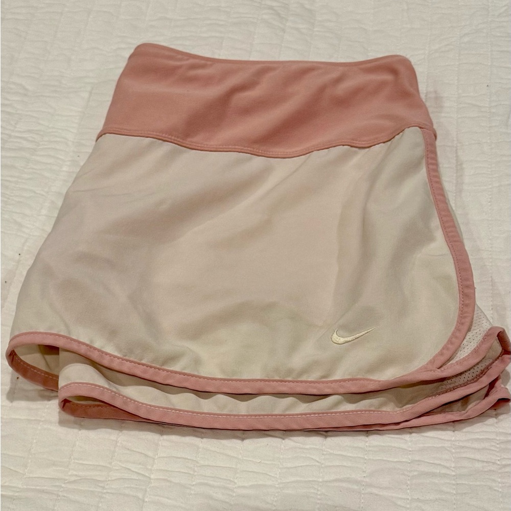 Vintage Nike Women's White and Pink Tennis Skort - Picture 2 of 6